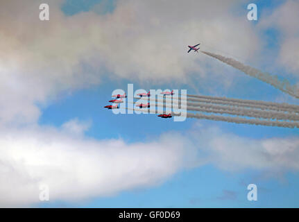 Les flèches rouges British Airforce aerobatic team effectuer à l'air de l'Irlande 2016 Bray Banque D'Images