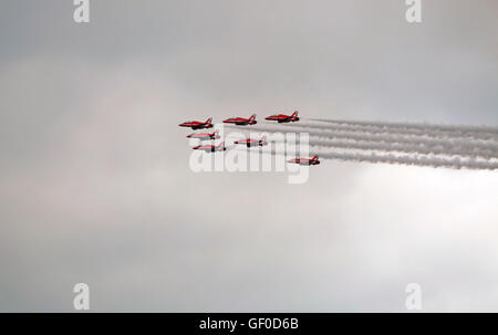 Affichage en acrobatie par la Célèbre Équipe des Flèches rouges British Airforce Display Banque D'Images