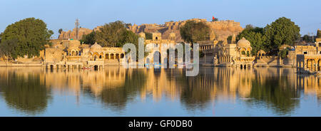 Gadi Sagar (Gadisar Lake) est l'une des plus importantes attractions touristiques dans la région de Jaisalmer, Rajasthan, Inde. Banque D'Images