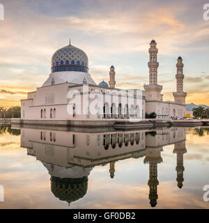 La mosquée de la ville de Kota Kinabalu (La Mosquée flottante) ou Masjid Bandaraya Kota Kinabalu Banque D'Images