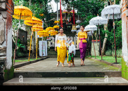 UBUD, INDONÉSIE - 2 mars : famille balinaise en vêtements traditionnels lors de la fête avant le jour de Nyepi Balinais (Silence) Banque D'Images