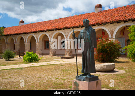 Mission des arcs avec Serra statue, Mission San Antonio de Padua, comté de Monterey, réserve militaire de Fort Hunter Liggett, Calif. Banque D'Images