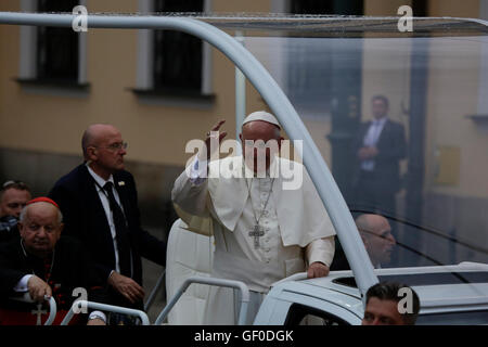 Cracovie, Pologne. 27 juillet, 2016. Le pape François arrive au palais de l'Évêché de Cracovie dans sa papa mobile, signe les pèlerins qu'attendre en face du palais. Des centaines de milliers de pèlerins bordent les rues de Cracovie, à attraper un aperçu du Pape Francis alors qu'il circulait à travers Cracovie dans sa papa mobile. Des milliers de pèlerins ont été accueillis par le Pape de la fenêtre du Pape dans l'Évêché de Cracovie. © Michael Debets/Pacific Press/Alamy Live News Banque D'Images