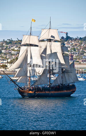 Grand voile bateau hms surprise, sur la baie de San Diego, CA US, est une magnifique réplique d'une frégate de la Marine royale du 18ème siècle. Banque D'Images