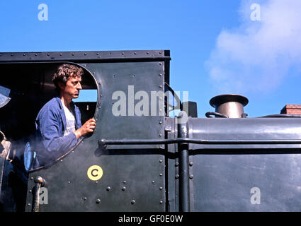 Le pilote du moteur dans la cabine de sa locomotive à vapeur, Severn Valley Railway, Highley, Shropshire, Angleterre, Royaume-Uni, Europe de l'Ouest. Banque D'Images