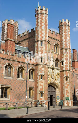 La grande porte de St John's College à Cambridge, Angleterre. Banque D'Images