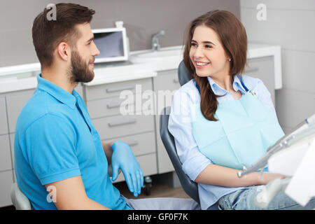 Portrait of a male dentist et jeunes happy female patient dans un bureau de dentiste. Banque D'Images
