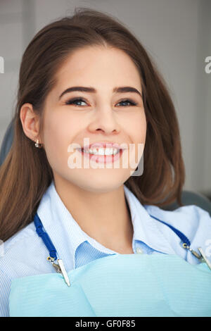 Mon sourire est parfait ! Portrait of happy patient en fauteuil dentaire. Banque D'Images