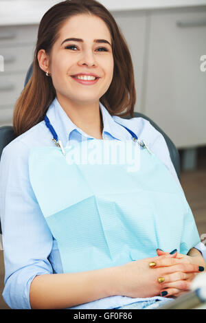 Mon sourire est parfait ! Portrait of happy patient en fauteuil dentaire. Banque D'Images