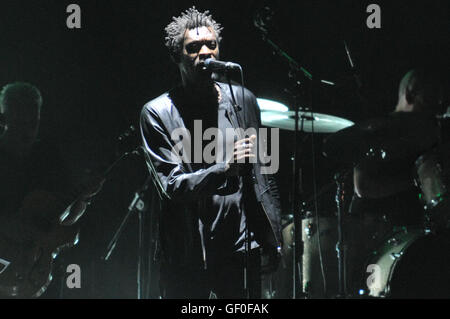 Arena Flegrea sont de retour à Naples, Massive Attack, devenu célèbre pour avoir inventé un nouveau genre de musique, trip hop, indiquant un voyage onirique, un voyage qui n'est avec l'esprit à travers la musique. Groupe de musique électronique historique, a transformé le New York hip-hop dans un concentré de soul, reggae, électro et dub, de charmantes couleurs. L'acte d'ouverture est confiée à Almamegretta avec Raiz qui présentera quelques chansons de leur nouvel album (mai 2016) EnnEnne (titre tiré de prêt par l'acronyme de "nomen Nescio', l'un d'eux a inventé pour enregistrer anagrafe ceux nés de parents inconnus). (Photo de Pao Banque D'Images