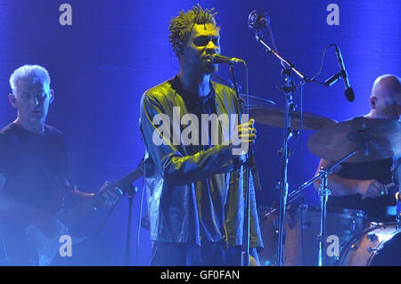 Arena Flegrea sont de retour à Naples, Massive Attack, devenu célèbre pour avoir inventé un nouveau genre de musique, trip hop, indiquant un voyage onirique, un voyage qui n'est avec l'esprit à travers la musique. Groupe de musique électronique historique, a transformé le New York hip-hop dans un concentré de soul, reggae, électro et dub, de charmantes couleurs. L'acte d'ouverture est confiée à Almamegretta avec Raiz qui présentera quelques chansons de leur nouvel album (mai 2016) EnnEnne (titre tiré de prêt par l'acronyme de "nomen Nescio', l'un d'eux a inventé pour enregistrer anagrafe ceux nés de parents inconnus). (Photo de Pao Banque D'Images