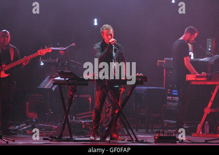 Arena Flegrea sont de retour à Naples, Massive Attack, devenu célèbre pour avoir inventé un nouveau genre de musique, trip hop, indiquant un voyage onirique, un voyage qui n'est avec l'esprit à travers la musique. Groupe de musique électronique historique, a transformé le New York hip-hop dans un concentré de soul, reggae, électro et dub, de charmantes couleurs. L'acte d'ouverture est confiée à Almamegretta avec Raiz qui présentera quelques chansons de leur nouvel album (mai 2016) EnnEnne (titre tiré de prêt par l'acronyme de "nomen Nescio', l'un d'eux a inventé pour enregistrer anagrafe ceux nés de parents inconnus). (Photo de Pao Banque D'Images