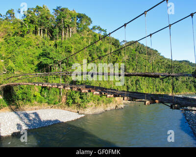 Un pont de bois traversant la rivière de Madre de Dios. Banque D'Images