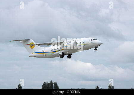 Ukraine BORISPOL, - 2 octobre 2011 : Antonov An-148 Plan régional de passagers prennent de plus en ciel nuageux Banque D'Images