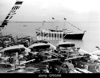 AJAXNETPHOTO. 16 mai, 1969. PORTSMOUTH, Angleterre. - INSPECTION ROYALE - le yacht royal Britannia TRANSPORTANT LA REINE ELIZABETH II, LE DUC D'ÉDIMBOURG ET LA PRINCESSE ANNE, photographié au large de Spithead À PARTIR DU PONT DE L'USS Wasp, AU COURS DE L'EXAMEN DE LA GENDARMERIE ROYALE DE DOUZE NAVIRES DE GUERRE N.A.T.O. 61 (Organisation du Traité de l'ATLANTIQUE NORD) PAYS. PHOTO:JONATHAN EASTLAND/AJAX REF:C6919 10 Banque D'Images