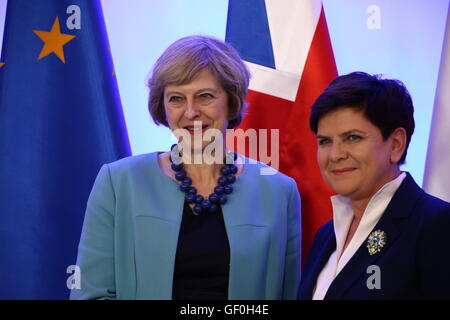 Varsovie, Pologne. 28 juillet, 2016. Le Premier ministre britannique Theresa May (L) sont arrivés pour visite officielle à primer Beata Szydlo (R) à Varsovie. Credit : Jakob Ratz/Pacific Press/Alamy Live News Banque D'Images