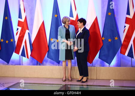 Varsovie, Pologne. 28 juillet, 2016. Le Premier ministre britannique Theresa May (L) sont arrivés pour visite officielle à primer Beata Szydlo (R) à Varsovie. Credit : Jakob Ratz/Pacific Press/Alamy Live News Banque D'Images