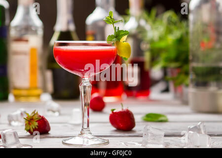 Cocktail rouge dans un verre. Banque D'Images