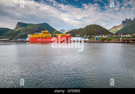 Edda Fides flotel, navire de soutien de l'industrie du pétrole, big red ship avec des montagnes Banque D'Images