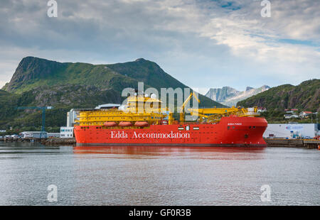 Edda Fides flotel, navire de soutien de l'industrie du pétrole, big red ship andyellow Banque D'Images