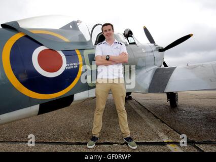 Lachlan Smart, 18 ans, pose avec un Spitfire de la seconde guerre mondiale à l'aéroport de Biggin Hill dans le Kent, lors d'une escale à ses huit semaines, 24 000-mile nautique notice offre, d'être le plus jeune à voler en solo autour du monde dans un seul moteur avion. Banque D'Images