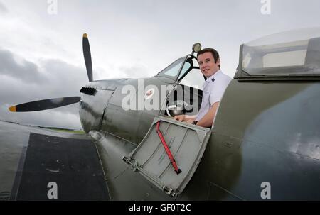 Lachlan Smart, 18 ans, pose avec un Spitfire de la seconde guerre mondiale à l'aéroport de Biggin Hill dans le Kent, lors d'une escale à ses huit semaines, 24 000-mile nautique notice offre, d'être le plus jeune à voler en solo autour du monde dans un seul moteur avion. Banque D'Images