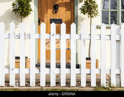 Clôture blanche. Clôtures en bois devant une maison, England, UK Banque D'Images