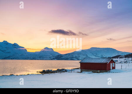 Lyfjord sur l'île de Kvaløya, Norvège Banque D'Images