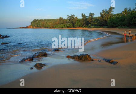 Agréable promenade le long de la mer plage de Gokarna (Karnataka, Inde) Banque D'Images