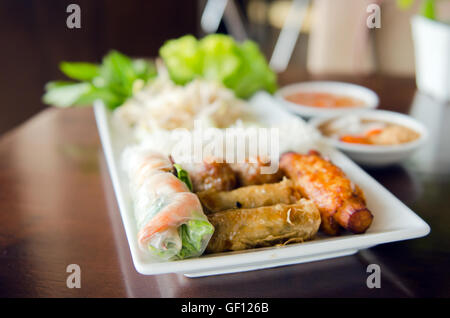 Rouleau de printemps servi avec du porc, crevettes frites au sucre de canne et soupe de légumes (Thai célèbre) Banque D'Images