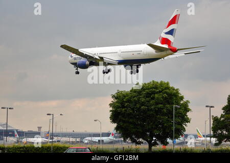 British Airways Boeing 767-300ER G-BZHC arrivant à l'aéroport Heathrow de Londres, UK Banque D'Images