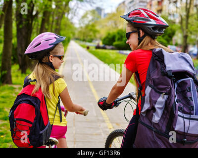 Les filles de porter un casque de vélo sac à dos et ciclyng . Banque D'Images