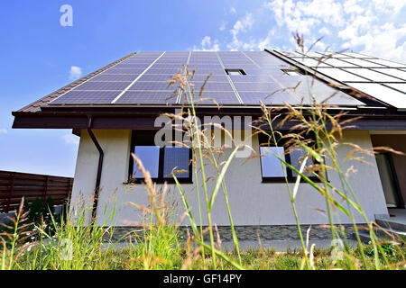 Maison de l'énergie renouvelable solaire et thermique avec des panneaux photovoltaïques sur le toit Banque D'Images