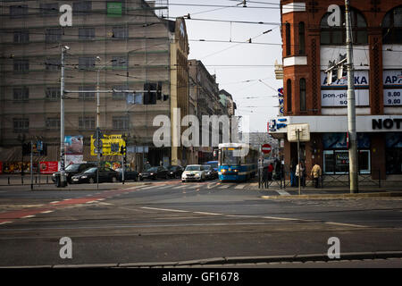 D'attente de circulation à une intersection achalandée à Wroclaw, Pologne Banque D'Images
