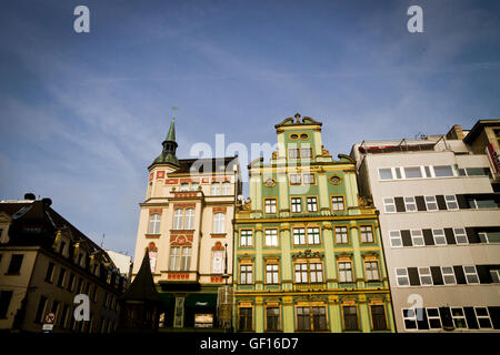 Détails de bâtiments médiévaux bordant la place du marché, dans le centre de Wroclaw, Pologne. Banque D'Images