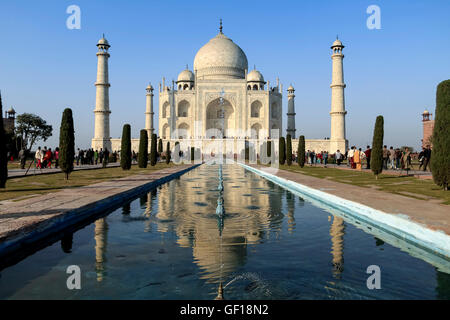 Taj Mahal, Inde - Janvier 2013. Vue sur le Taj Mahal et le miroir d'eau. Banque D'Images