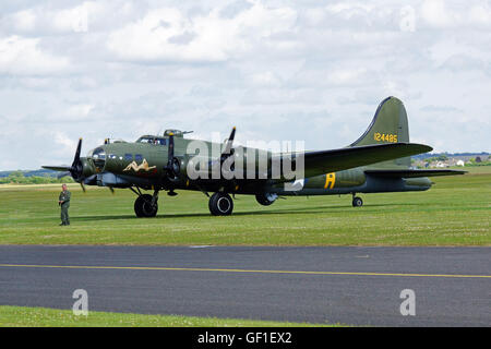 B-17G Flying Fortress "tous les b' à RAF,Duxford Flying Legends Banque D'Images