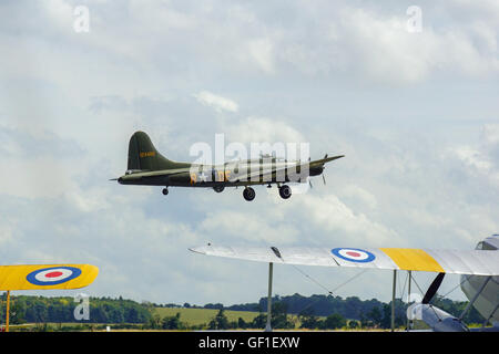 B-17G Flying Fortress "tous les b' à RAF,Duxford Flying Legends Banque D'Images