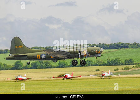 B-17G Flying Fortress "tous les b' à RAF,Duxford Flying Legends Banque D'Images