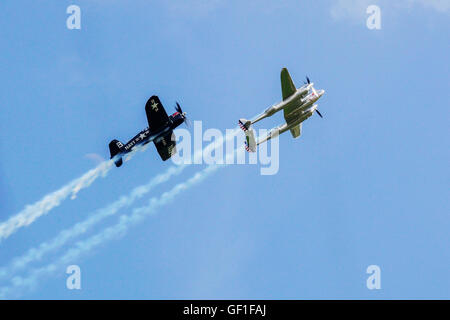 P-38 Lightning et F4U-4 Corsair à RAF,Duxford Flying Legends Banque D'Images