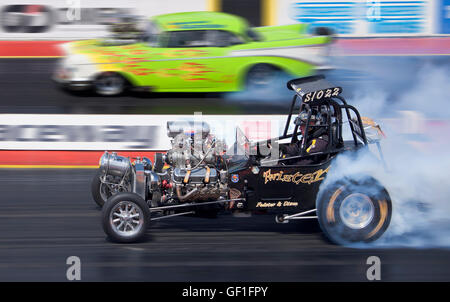 Dragstalgia automobiles courses à Santa Pod. Andy Hadfield au volant de sa Ford T Suralimenté benne hors-la-loi. Banque D'Images