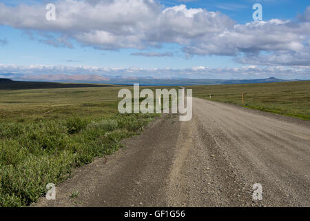Alaska, Nome, les sites touristiques le long de l'autoroute de l'Nome-Teller Bob Blodgett (aka Teller Road). Route de terre à distance, vue sur la campagne. Banque D'Images