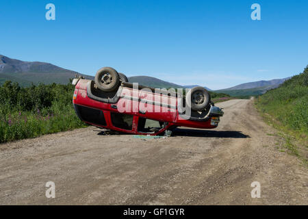 Alsaka, péninsule de Seward, Nome. Nome-Taylor alias Kougarok Road route ou chemin Taylor. 4 roues motrices accident de renversement. Banque D'Images