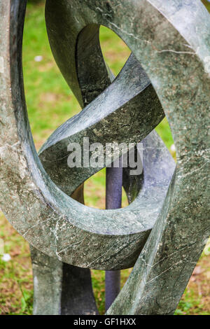 Sculpture à Kingham Oxfordshire 2016 Artweeks Lodge pendant par Victor Matafi. Banque D'Images