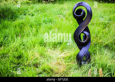 Sculpture à Kingham Oxfordshire 2016 Artweeks Lodge pendant par Sowa Tendai. Banque D'Images