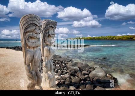 Les Totems à Pu'uhonua O Hōnaunau National Historical Park, Hawai'i (Big Island) Banque D'Images