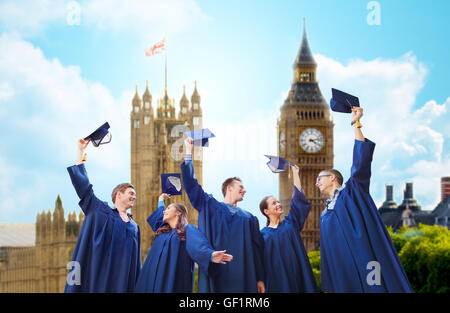 Groupe d'étudiants avec mortarboards smiling Banque D'Images