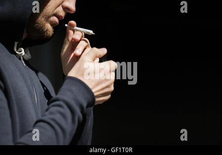 Close up of addict l'éclairage mixte de la marijuana Banque D'Images