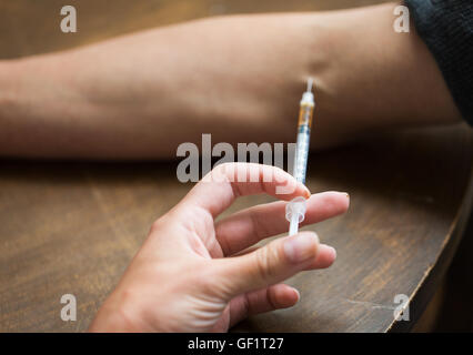 Close up de l'injection de drogues faisant main addict Banque D'Images