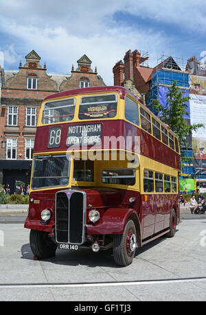 Vieux bus d'époque sur l'affichage, de la place du marché, Nottingham, Angleterre Banque D'Images